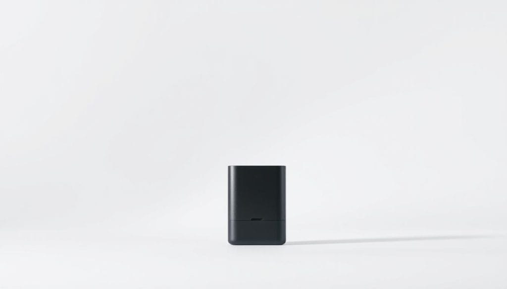 A vibrant, high-quality product shot showcasing a sleek and modern "producto" against a clean, minimalist background. The product is positioned in the center, capturing its elegant design and attention to detail. Soft, directional lighting illuminates the item, emphasizing its textures and material qualities. The background is a subtly gradient white or light gray, allowing the product to be the primary focus. The angle is slightly elevated, providing a dynamic perspective that highlights the product's form and lines. An overall sense of simplicity, refinement, and high-end presentation, reflecting the "Precios, compras al por mayor y disponibilidad hoy" section of the article.